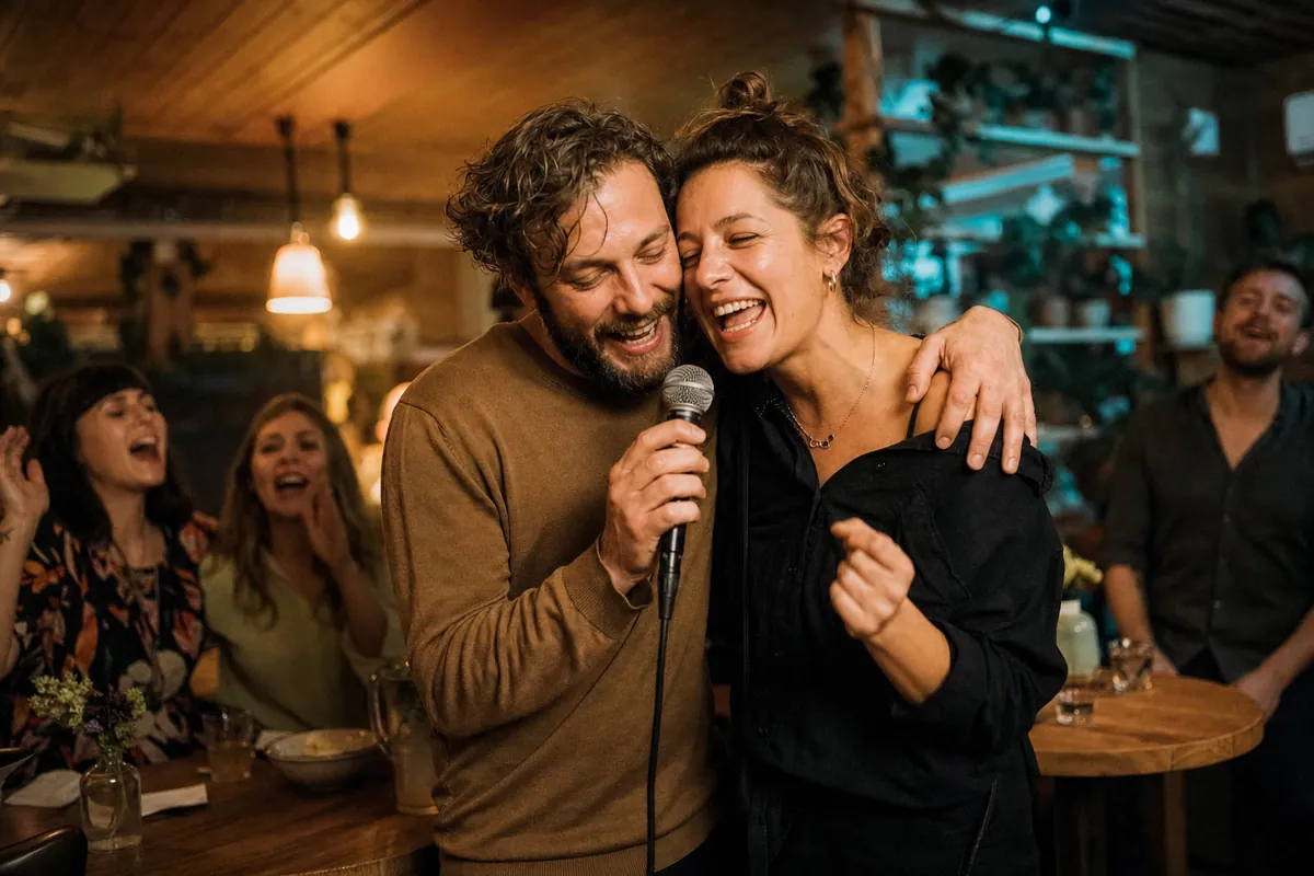 Twee vrienden zingen samen een duet op een karaokeavond
